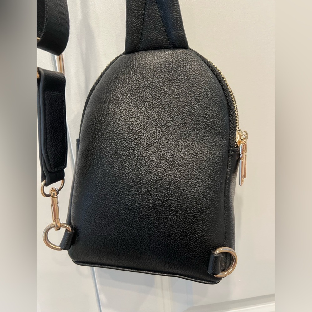 NWOT Quince Italian Leather Sling Pack Black New - Picture 10 of 15